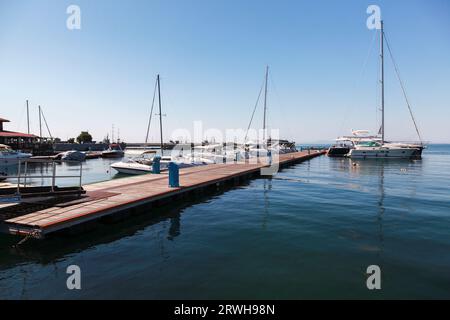 Nessebar, Bulgaria - 21 luglio 2014: Yacht a vela ormeggiati nel vecchio porto di Nessebur Foto Stock