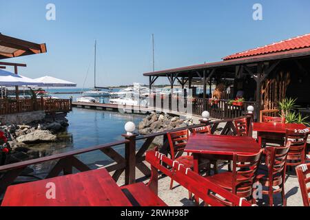 Nessebar, Bulgaria - 21 luglio 2014: Terrazza ristorante sulla costa in una giornata di sole, città vecchia di Nessbur Foto Stock