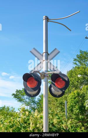 Luci di segnalazione ferroviarie fotografate con orientamento verticale. Foto Stock