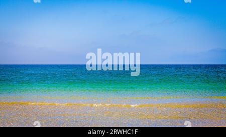 Sorvola il Golfo del Messico in una giornata limpida con onde dolci sulla costa della Florida Foto Stock