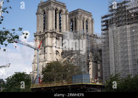 Parigi, Francia. 29 agosto 2023: Vista della cattedrale di Notre-Dame de Paris mentre i lavori di restauro e ricostruzione continuano dopo il drammatico incendio Foto Stock