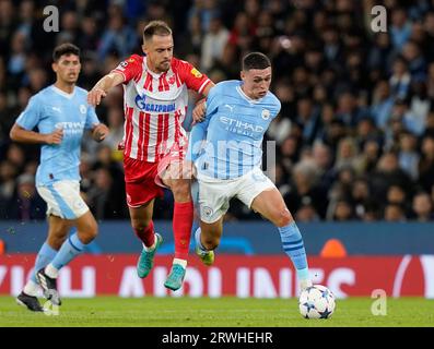 MANCHESTER, REGNO UNITO. 19 settembre 2023. Il Milan Rodic della Stella Rossa di Belgrado sfida Phil Foden del Manchester City durante la partita di UEFA Champions League all'Etihad Stadium di Manchester. Il credito fotografico dovrebbe leggere: Andrew Yates/Sportimage Credit: Sportimage Ltd/Alamy Live News Foto Stock