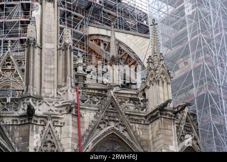 Parigi, Francia. 29 agosto 2023: Vista della cattedrale di Notre-Dame de Paris mentre i lavori di restauro e ricostruzione continuano dopo il drammatico incendio Foto Stock