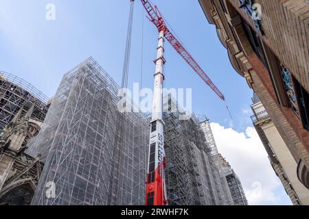 Parigi, Francia. 29 agosto 2023: Vista della cattedrale di Notre-Dame de Paris mentre i lavori di restauro e ricostruzione continuano dopo il drammatico incendio Foto Stock