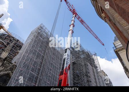 Parigi, Francia. 29 agosto 2023: Vista della cattedrale di Notre-Dame de Paris mentre i lavori di restauro e ricostruzione continuano dopo il drammatico incendio Foto Stock