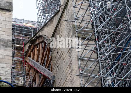 Parigi, Francia. 29 agosto 2023: Vista della cattedrale di Notre-Dame de Paris mentre i lavori di restauro e ricostruzione continuano dopo il drammatico incendio Foto Stock