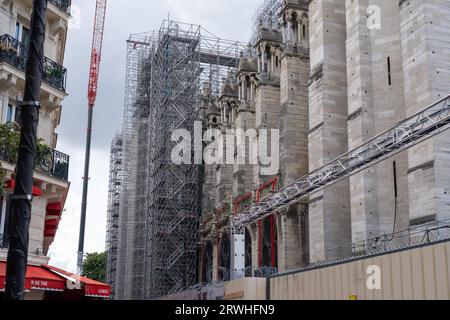 Parigi, Francia. 29 agosto 2023: Vista della cattedrale di Notre-Dame de Paris mentre i lavori di restauro e ricostruzione continuano dopo il drammatico incendio Foto Stock