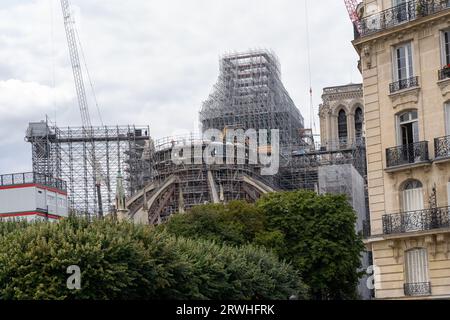 Parigi, Francia. 29 agosto 2023: Vista della cattedrale di Notre-Dame de Paris mentre i lavori di restauro e ricostruzione continuano dopo il drammatico incendio Foto Stock