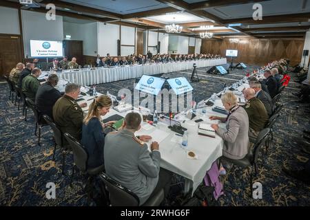 Ramstein-Miesenbach, Germania. 19 settembre 2023. Il Segretario alla difesa degli Stati Uniti Lloyd J. Austin III, a sinistra, ospita l'incontro del gruppo di contatto della difesa Ucraina presso la base aerea di Ramstein, il 19 settembre 2023 a Ramstein-Miesenbach, in Germania. Crediti: Chad McNeeley/DOD/Alamy Live News Foto Stock