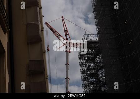 Parigi, Francia. 29 agosto 2023: Vista della cattedrale di Notre-Dame de Paris mentre i lavori di restauro e ricostruzione continuano dopo il drammatico incendio Foto Stock