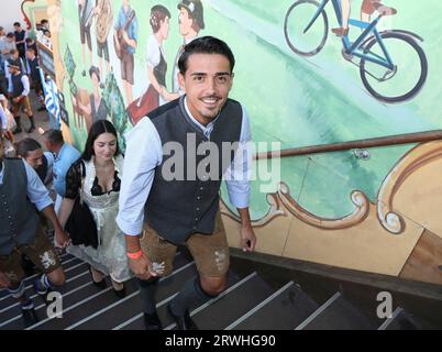 München, Deutschland 19. Settembre 2023: Fussball, Herren, 3.Liga, Saison 2023/2024, TSV 1860 München, Wiesnbesuch, Oktoberfest, Wiesn, hacker Festzelt Eroll Zejnullahu (TSV 1860 München) a Tracht, Lederhose Foto Stock