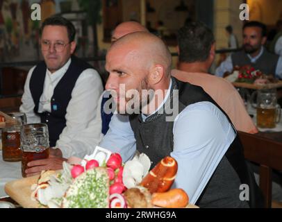 München, Deutschland 19. Settembre 2023: Fussball, Herren, 3.Liga, Saison 2023/2024, TSV 1860 München, Wiesnbesuch, Oktoberfest, Wiesn, hacker Festzelt Manfred Starke (TSV 1860 München) in Tracht Foto Stock