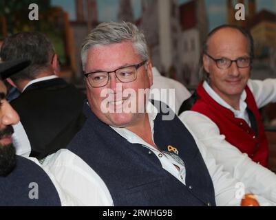 München, Deutschland 19. Settembre 2023: Fussball, Herren, 3.Liga, Saison 2023/2024, TSV 1860 München, Wiesnbesuch, Oktoberfest, Wiesn, hacker Festzelt Andrew Livingston in Tracht, TSV 1860 München Foto Stock