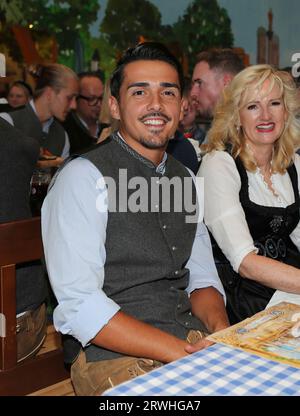 München, Deutschland 19. Settembre 2023: Fussball, Herren, 3.Liga, Saison 2023/2024, TSV 1860 München, Wiesnbesuch, Oktoberfest, Wiesn, hacker Festzelt Eroll Zejnullahu (TSV 1860 München) sitzend, in Tracht Foto Stock