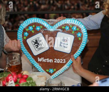 München, Deutschland 19. Settembre 2023: Fussball, Herren, 3.Liga, Saison 2023/2024, TSV 1860 München, Wiesnbesuch, Oktoberfest, Wiesn, hacker Festzelt Ein Wiesnherz, Lebkuchen, Wiesn 2023, TSV 1860 München, hacker Pschorr Foto Stock