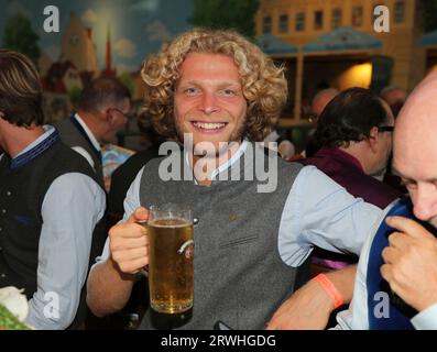 München, Deutschland 19. Settembre 2023: Fussball, Herren, 3.Liga, Saison 2023/2024, TSV 1860 München, Wiesnbesuch, Oktoberfest, Wiesn, hacker Festzelt Jesper Verlaat (TSV 1860 München) Prost Foto Stock