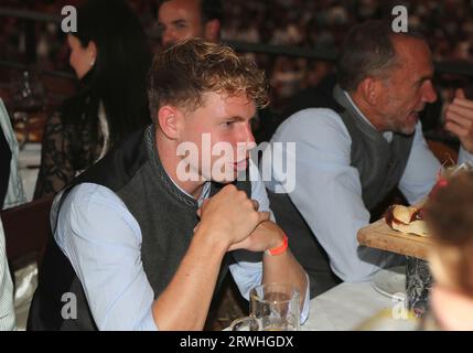 München, Deutschland 19. Settembre 2023: Fussball, Herren, 3.Liga, Saison 2023/2024, TSV 1860 München, Wiesnbesuch, Oktoberfest, Wiesn, hacker Festzelt Kilian Ludewig (TSV 1860 München) a Tracht, sitzend Foto Stock