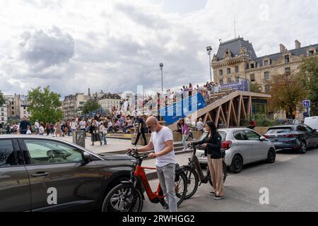 Parigi, Francia. 29 agosto 2023: Vista della cattedrale di Notre-Dame de Paris mentre i lavori di restauro e ricostruzione continuano dopo il drammatico incendio Foto Stock