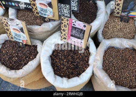 Chicchi di caffè in vendita nel quartiere Fatih di Istanbul, Turchia Foto Stock