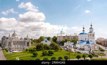 Kazan, Tatarstan, Russia. 1° giugno 2023. Veduta del Ministero dell'Agricoltura del Tatarstan e della Chiesa di Pyatnitskaya dal lato di via Baturin. Foto Stock