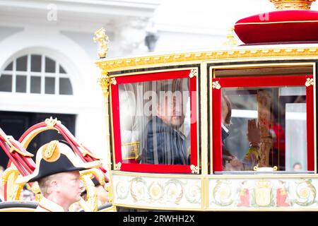 L'Aia, Paesi Bassi. 19 settembre 2023. Il re olandese Willem-Alexander saluta a People in the Glass Coach a l'Aia, nei Paesi Bassi, il 19 settembre 2023. Il terzo martedì di settembre è il giorno del Principe nei Paesi Bassi. Segna l'apertura della stagione parlamentare olandese, e in questo giorno il monarca regnante delinea i piani del governo per l'anno a venire. Crediti: Sylvia Lederer/Xinhua/Alamy Live News Foto Stock