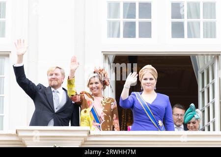 L'Aia, Paesi Bassi. 19 settembre 2023. Il re olandese Willem-Alexander, la regina Maxima e la principessa Amalia (da L a R) saltano le persone sul balcone del Palazzo Noodeinde a l'Aia, nei Paesi Bassi, il 19 settembre 2023. Il terzo martedì di settembre è il giorno del Principe nei Paesi Bassi. Segna l'apertura della stagione parlamentare olandese, e in questo giorno il monarca regnante delinea i piani del governo per l'anno a venire. Crediti: Sylvia Lederer/Xinhua/Alamy Live News Foto Stock