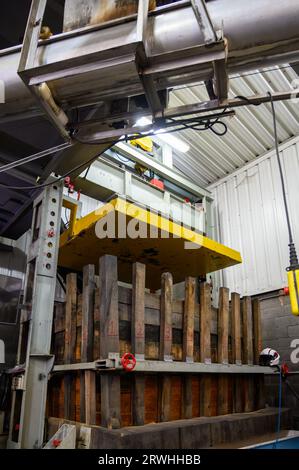 Pressa per la produzione di sidro Asturiano naturale tradizionale fatto da mele fermentate in botti di legno per diversi mesi dovrebbe essere versato da grande hei Foto Stock