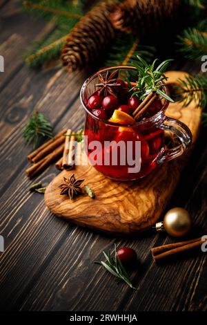 VIN brulé natalizio con mirtilli rossi, arancia, cannella, anice e rosmarino. Bevanda o bevanda calda tradizionale, Natale festivo o cocktail di Capodanno invernale Foto Stock