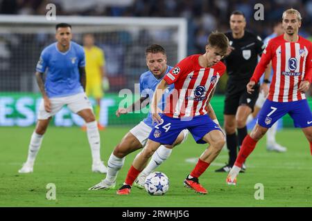 Roma, Italia. 19 settembre 2023. L'attaccante italiano della Lazio Ciro immobile sfida il pallone con il centrocampista spagnolo dell'Atletico Madrid Pablo Barrios durante la partita di UEFA Champions League SS Lazio vs Atletico Madrid allo Stadio Olimpico il 19 settembre 2023, a Roma. Credito: Agenzia fotografica indipendente/Alamy Live News Foto Stock