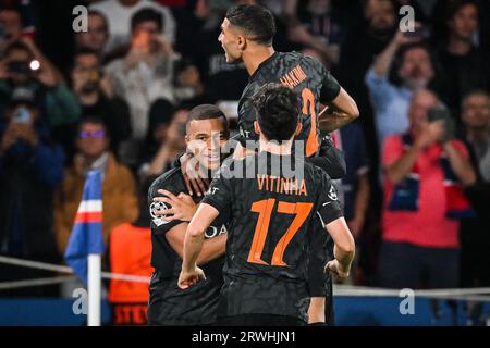 Parigi, Francia, Francia. 19 settembre 2023. Kylian MBAPPE del PSG celebra il suo gol con i compagni di squadra durante la partita del gruppo F di UEFA Champions League tra Paris Saint-Germain e Borussia Dortmund al Parc des Princes Stadium il 19 settembre 2023 a Parigi, in Francia. (Immagine di credito: © Matthieu Mirville/ZUMA Press Wire) SOLO USO EDITORIALE! Non per USO commerciale! Foto Stock