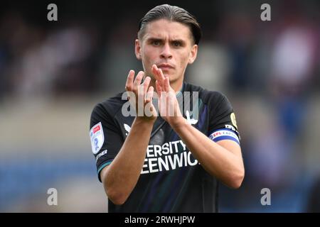 Oxford, Inghilterra. 26 agosto 2023. George Dobson del Charlton Athletic applaude i suoi sostenitori dopo la sconfitta contro l'Oxford United al Kassam Stadium Foto Stock