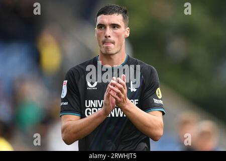 Oxford, Inghilterra. 26 agosto 2023. Lloyd Jones del Charlton Athletic applaude i suoi sostenitori dopo la sconfitta contro l'Oxford United al Kassam Stadium Foto Stock