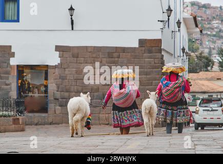 Donne non identificate native per la strada di Cusco, in Perù. Foto Stock