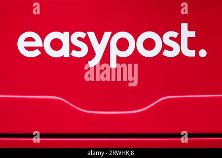 Logo EasyPost su un veicolo. EasyPost è un'API di spedizione che risolve problemi logistici complessi per le aziende di e-commerce Foto Stock