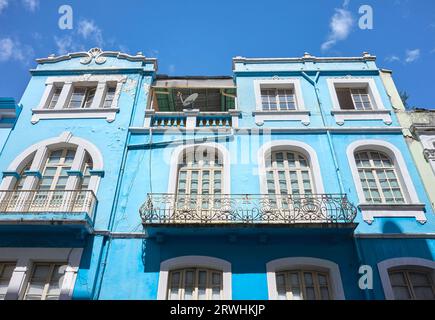 Vista della strada della facciata di un vecchio edificio coloniale, Quito, Ecuador. Foto Stock