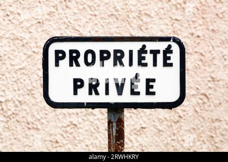 Cartello di proprietà privata denominato propriété privée in lingua francese Foto Stock