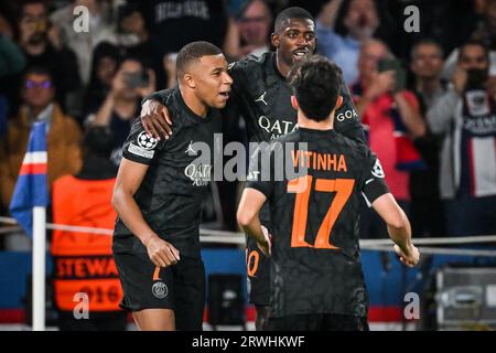 Kylian MBAPPE del PSG celebra il suo gol con Ousmane DEMBELE del PSG e Vitor MACHADO FERREIRA (Vitinha) del PSG durante la partita di calcio del gruppo F di UEFA Champions League tra Paris Saint Germain e Borussia Dortmund il 19 settembre 2023 allo stadio Parc des Princes di Parigi, in Francia Foto Stock