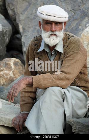 Pastore nomade nella valle di Kaghan nel nord del Pakistan Foto Stock