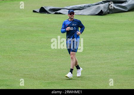 Dhaka, Bangladesh. 19 settembre 2023. Il cricket neozelandese Lockie Ferguson partecipa a una sessione di allenamento allo Sher-e-Bangla National Cricket Stadium di Dacca, in vista della loro prima partita internazionale di cricket di un giorno contro il Bangladesh. Credito: SOPA Images Limited/Alamy Live News Foto Stock