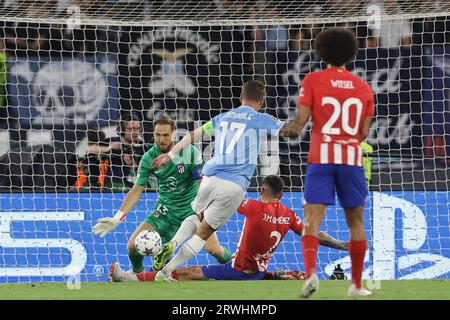 Roma, Italia. 19 settembre 2023. Il portiere sloveno dell'Atletico Madrid Jan Oblak sfida per il pallone con l'attaccante italiano della Lazio Ciro immobile durante la partita di UEFA Champions League SS Lazio vs Atletico Madrid allo Stadio Olimpico il 19 settembre 2023, a Roma. Credito: Agenzia fotografica indipendente/Alamy Live News Foto Stock