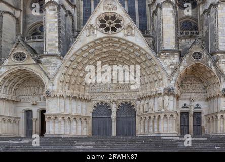 Porte d'ingresso e scalini unici e decorati di una chiesa in pietra color crema Foto Stock