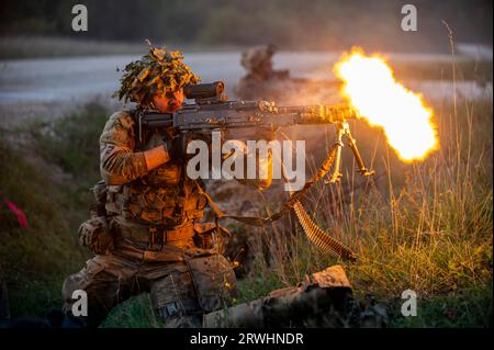 Hohenfels, Germania. 15 settembre 2023. Un soldato dell'esercito statunitense con il 2nd Cavalry Regiment spara una mitragliatrice leggera M240 durante una battaglia con forze nemiche simulate durante l'esercitazione Saber Junction 23 presso il Joint Multinational Readiness Center, il 14 settembre 2023 vicino a Hohenfels, in Germania. Credito: 1° Sgt. Michel Sauret/US Army Photo/Alamy Live News Foto Stock