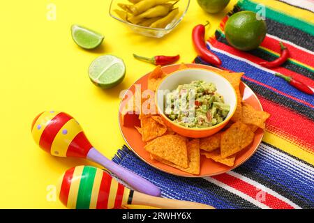 Cibo messicano, maracas e sombrero su sfondo giallo. Festa del giorno dell'indipendenza del Messico Foto Stock