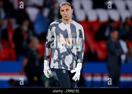 PARIGI, FRANCIA - 19 SETTEMBRE: Torwart Keylor Navas (Paris Saint-Germain) guarda in prima linea durante la partita di UEFA Champions League 2023/2024 - gruppo F di Parigi Foto Stock