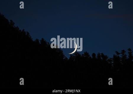 Vista generale della luna a mezzaluna che si innalza sulla montagna nell'area di Kokernag del distretto di Anantnag, a sud di Srinagar Kashmir. Foto Stock