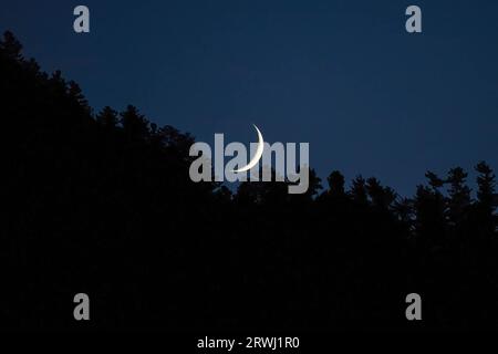 Vista generale della luna a mezzaluna che si innalza sulla montagna nell'area di Kokernag del distretto di Anantnag, a sud di Srinagar Kashmir. Foto Stock