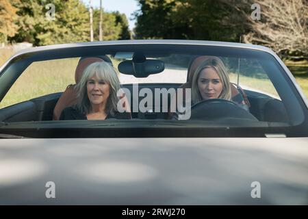 DATA DI RILASCIO: 27 ottobre 2023. TITOLO: Pain Hustlers. STUDIO: Wychwood Media. DIRETTORE: David Yates. TRAMA: Liza sogna una vita migliore per lei e sua figlia così ottiene un lavoro in una farmacia in bancarotta e il fegato di Liza catapulta l'azienda e lei nella vita alta senza sapere che presto sarà nel mezzo di una cospirazione criminale. PROTAGONISTA: CATHERINE o'HARA nel ruolo di Jackie, EMILY BLUNT nel ruolo di Liza. (Immagine di credito: © Wychwood Media/Entertainment Pictures/ZUMAPRESS.com) SOLO PER USO EDITORIALE! Non per USO commerciale! Foto Stock