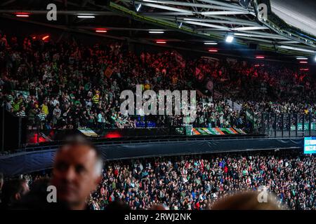 Rotterdam, Paesi Bassi. 19 settembre 2023. Rotterdam - tifosi celtici durante la prima tappa della UEFA Champions League tra Feyenoord e Celtic allo Stadion Feijenoord De Kuip il 19 settembre 2023 a Rotterdam, nei Paesi Bassi. Credito: Immagini da Box a Box/Alamy Live News Foto Stock