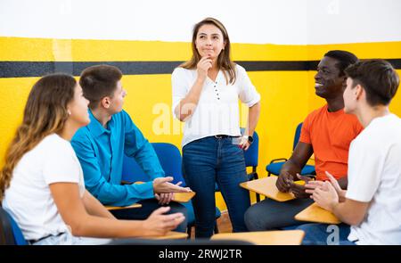 Donna formazione orale abilità nel club parlante Foto Stock