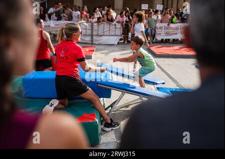 Ginnastica durante lo Sports Day, evento multisportivo di strada in Plaza del Pilar, Saragozza, Spagna Foto Stock